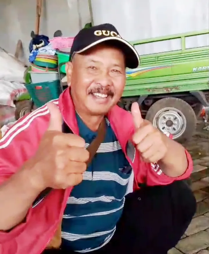 Salah satu warga SH Terate yang turut serta juga didalam bakti sosial pengecoran masjid.