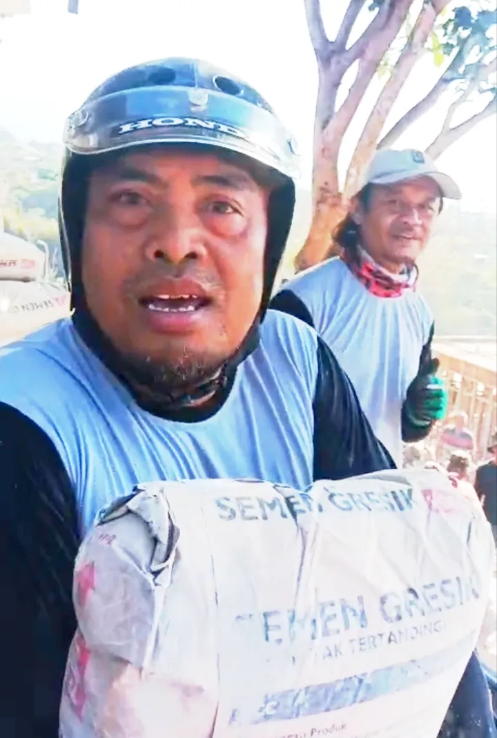 Tampak Salah satu Pamter Cabang Batu dengan semangatnya mengangkat bahan bahan.