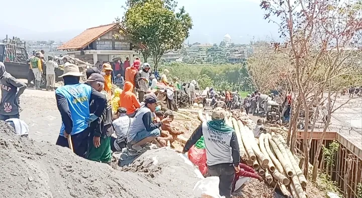 Tampak suasana gotong royong yang di lakukan masyarakat serta warga SH Terate.