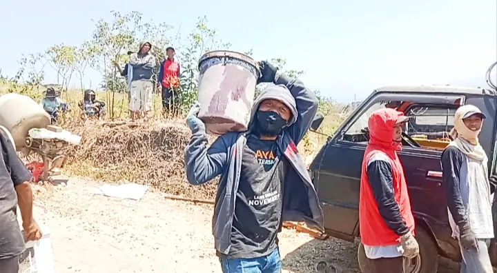 Tampak Ketua Ranting Junrejo dengan penuh semangat turut serta dalam mengangkut bahan bahan.