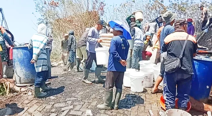Tampak puluhan hingga ratusan masyarakat bergotong royong dalam pengambilan bahan bahan dan proses pengecoran.