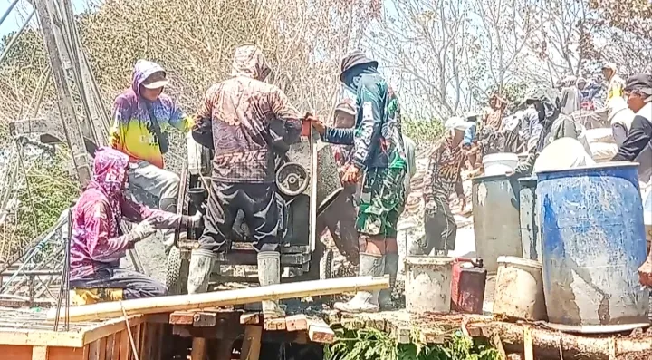 Tampak warga SH Terate bersama masyarakat antusiasnya dalam kegiatan baksos pengecoran masjid.