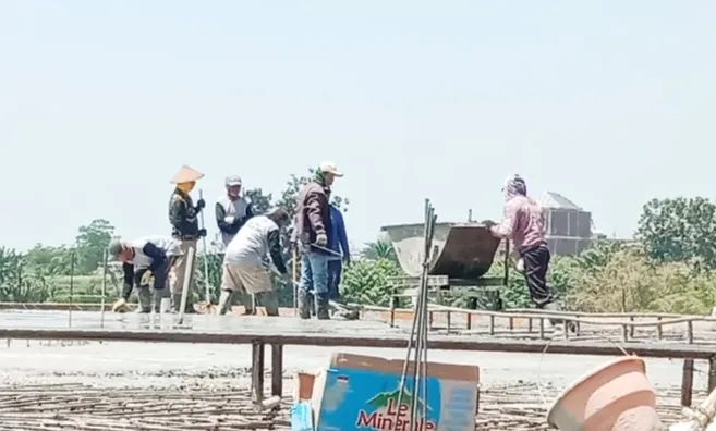 Tampak dengan antusias warga SH Terate bersama masyarakat melakukan pengecoran.