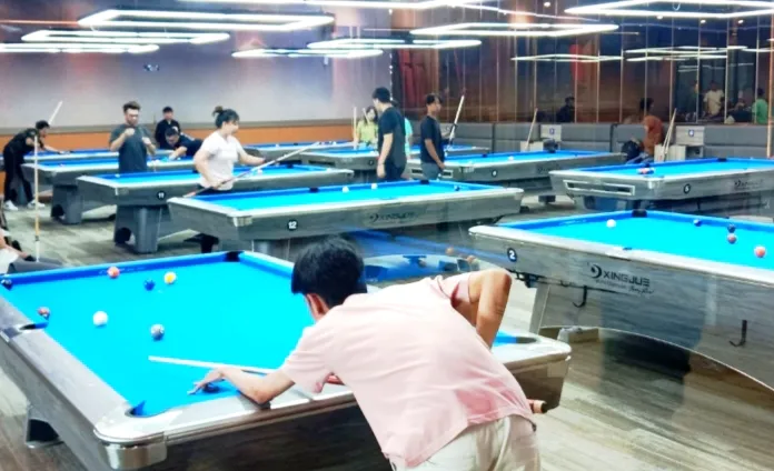 Tampak antusias dalam bermain Billiard.