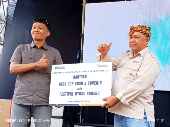 Ketum Fordewi ketika menerima secara seremonial dari salah satu yang mensuport kegiatan tersebut. 
