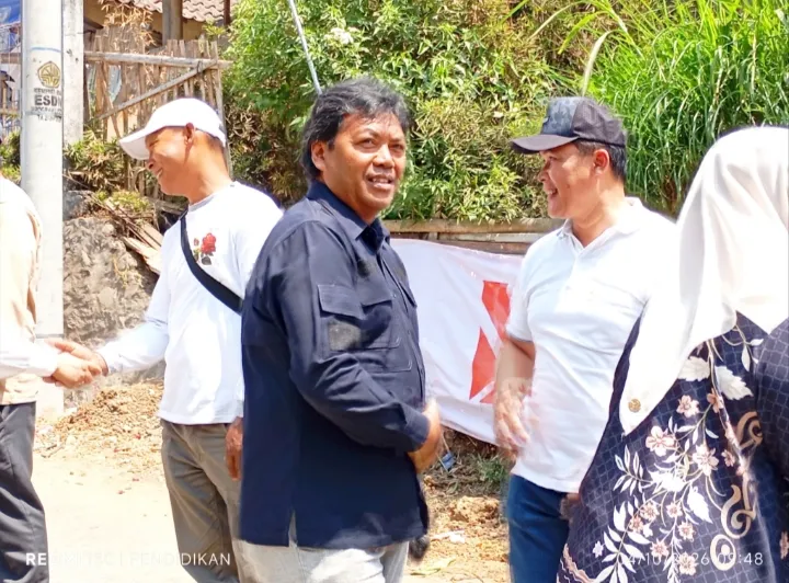 Tampak Anggota Komisi B DPRD Batu ketika berjabat tangan kepada masyarakat dan Sekretaris Kecamatan Bumiaji. 