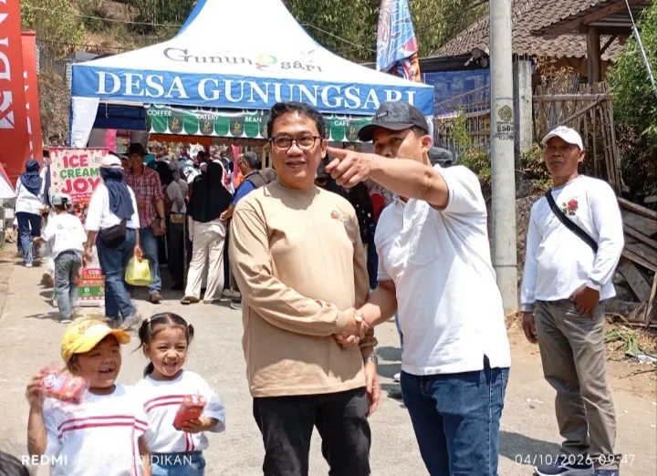 Tampak Kadisparta Kota Batu ketika disambut oleh Sekretaris Camat Bumiaji. 