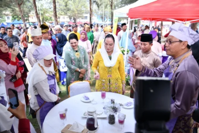 Tampak Bupati meninjau produk UMKM yang di suguhkan. 