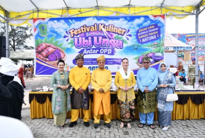 Tampak di tengah Danlanud, serta Bupati. 