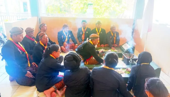 Prosesi sebelum kegiatan dimulai yaitu kirim doa kepada leluhur yang ada di desa. 
