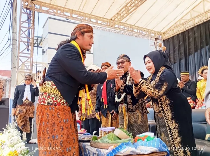 Tampak salah satu anggota Keraton Kasunanan Reh Wongso Negoro memberikan salam kepada kepala desa dan ketua TP PKK Desa Pandanrejo. 