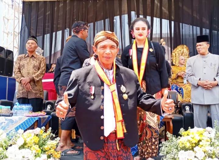 Tampak salah satu dari Keraton Kasunanan Surakarta Hadiningrat Reh Wongso Negoro memberikan pesan semangat untuk melestarikan adat budaya Jawa. 