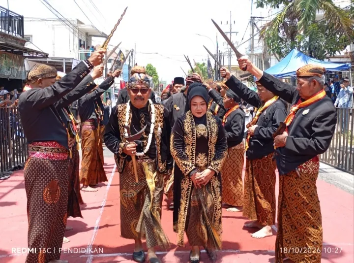 Kepala Desa Pandan rejo bersama Ketua TP PKK Desa Pandanrejo ketika prosesi Krispora yang dilakukan oleh Keraton Kasunanan Surakarta Hadiningrat Reh Wongso Negoro