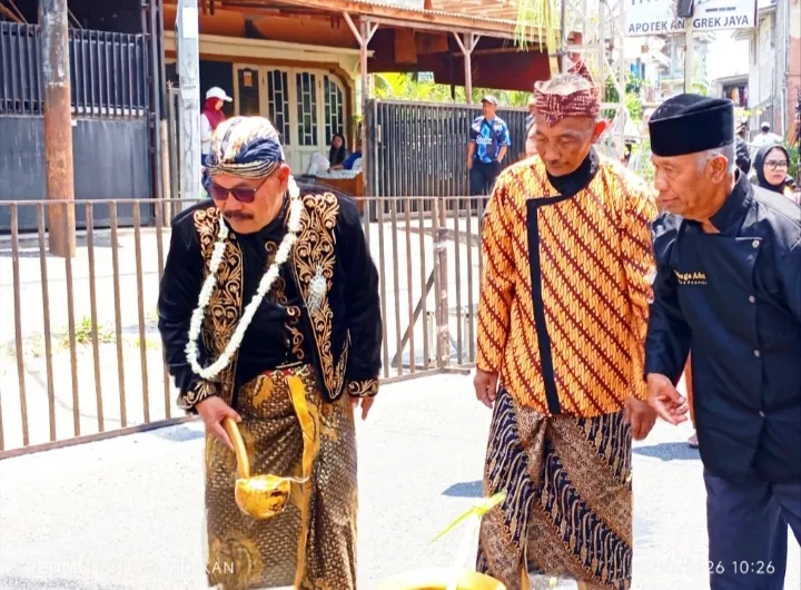 Tampak kepala desa ketika menyiramkan air kembang ke empat penjuru mata air. 