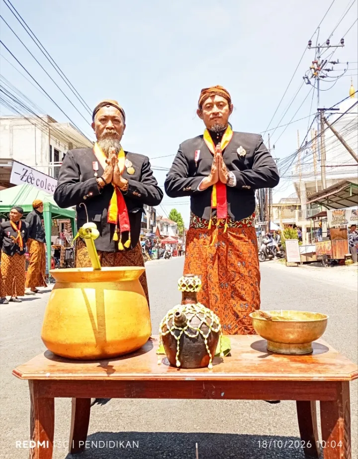 Kanjeng Raden Tumenggung Haji Ir. Rochmandipura, bersama anggotanya ketika di area Krispora. 