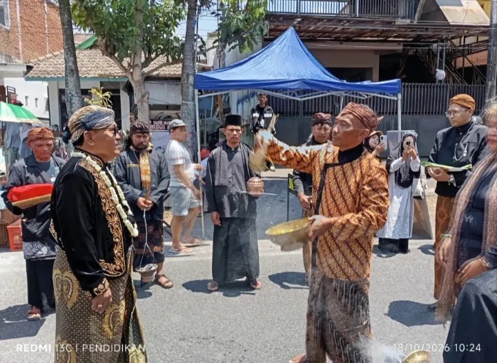 Tampak prosesi yang dilakukan oleh Keraton Kasunanan kepada kepala desa. 
