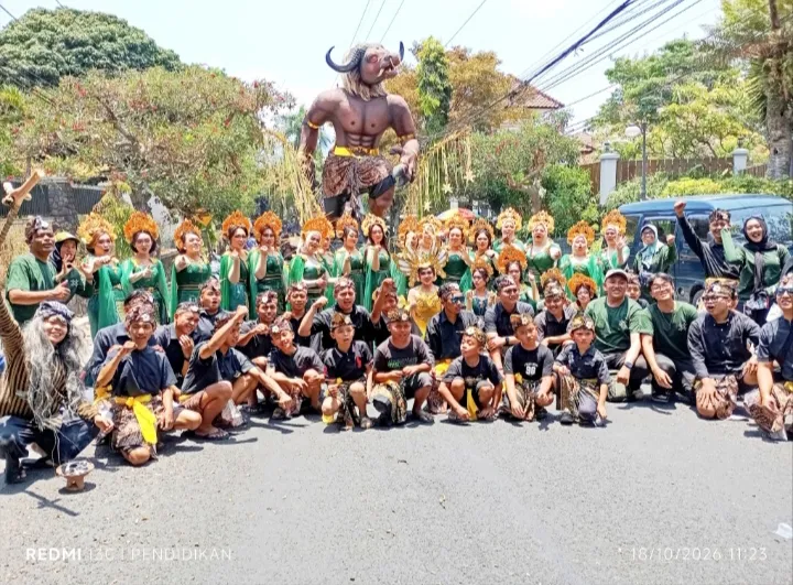 Tampak juga Ogoh-ogoh dan peserta dengan memakai baju nusantara. 