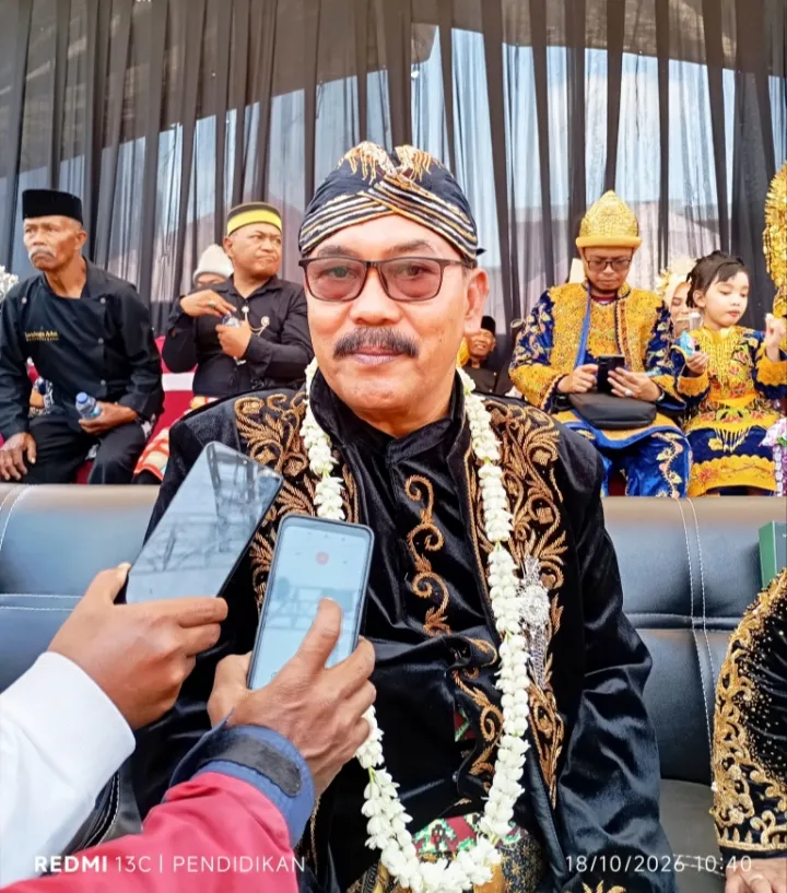 Kepala Desa Pandanrejo ketika memberikan keteranganya ke awak media. 