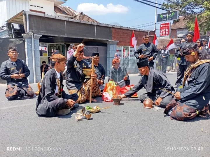 Tampak lembaga adat Desa Pandanrejo melakukan prosesi di awal pembuka kegiatan. 