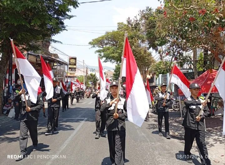 Tampak pasukan pengibar bendera SMKN 2 tampil sebagai pembuka. 