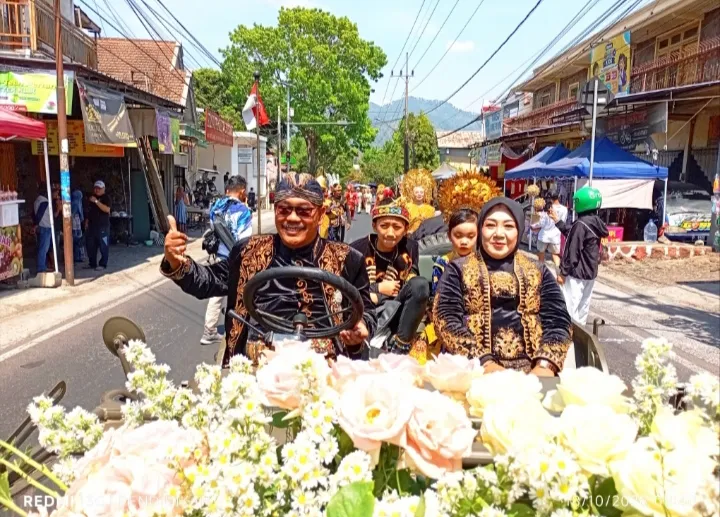 Tampak kepala Desa bersama Ketua TP PKK Desa Pandanrejo ketika proses start karnaval budaya. 