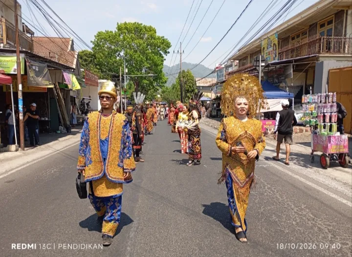Tampak seluruh anggota LPMD memakai baju adat istiadat nusantara. 