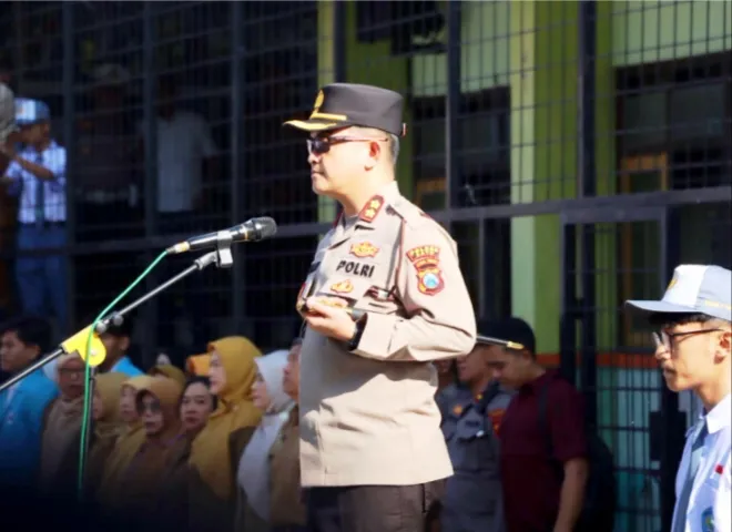 Kapolres Batu ketika memberikan amanatnya pada Apel di SMA Negeri 2.