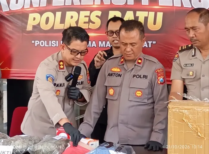Tampak Kapolres Batu menunjukan bukti bukti yang disitanya. 