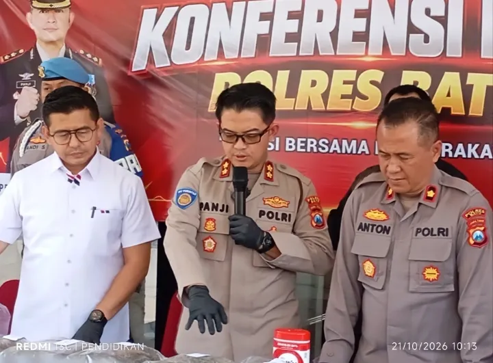 Tampak depan Kapolres Batu tengah, sebelah kanan Wakapolres Batu, Sebelah kiri Kasatreskoba Batu. 
