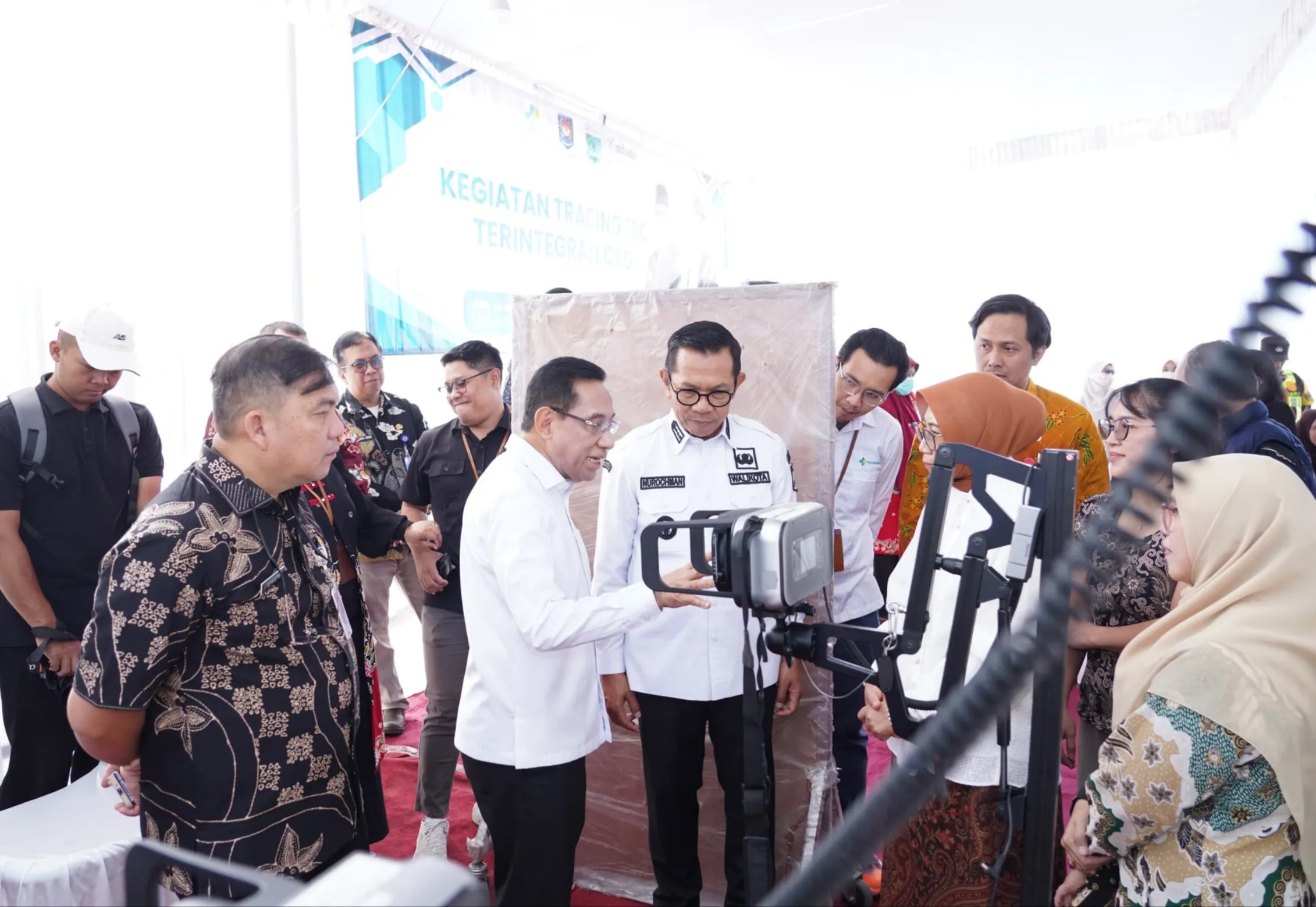 Tampak Wamenkes Republik Indonesia ketika meninjau ke lokasi langsung pelayanan Satu Desa Satu Dokter.