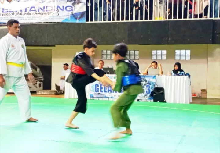 Tampak kategori usia dini dalam Kejuaraan Pencak Silat championship 3 . 