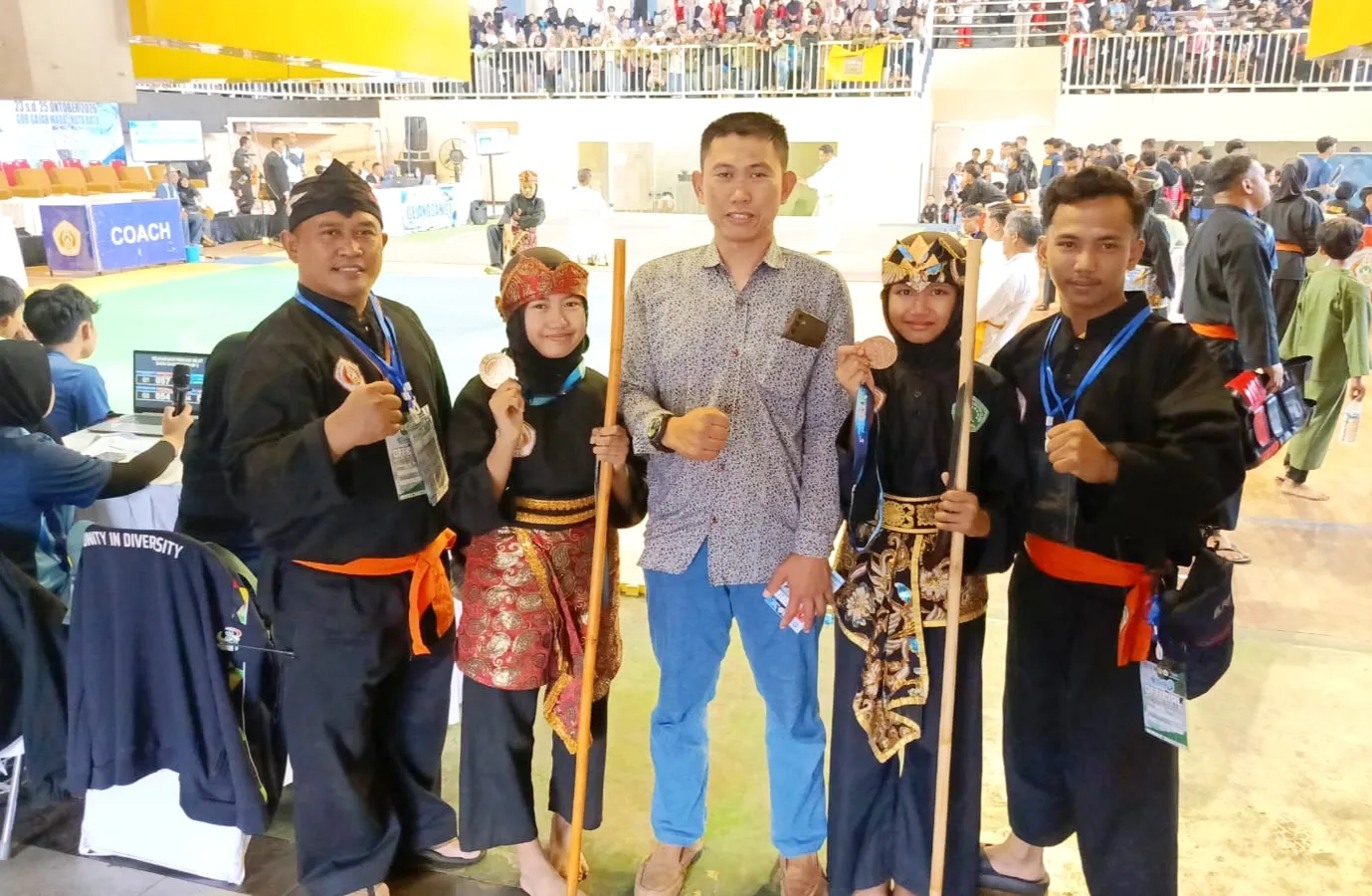 Tampak Orang tua dari kedua putrinya ditengah tengah ketika sesuai Kejuaraan Pencak Silat Championship 3.