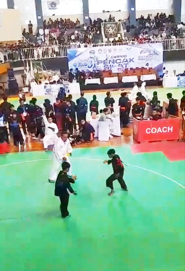 Tampak dengan penuh semangat, siswa MI Iskandar Sulaiman berlaga dalam Kejuaraan Pencak Silat Championship 3 . 