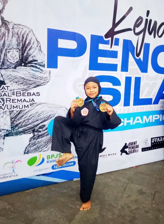 Tampak Siswi MI Iskandar Sulaiman ketika menunjukan gerakan Silat serta menunjukan medali medali yang diperolehnya. 