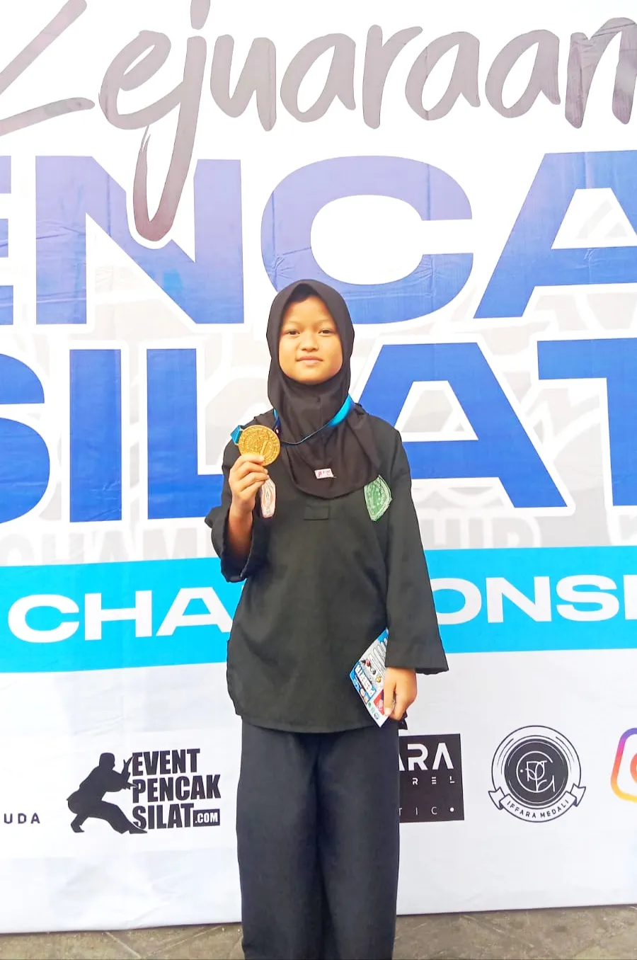 Tampak juga siswi MI Iskandar Sulaiman yang sudah meraih medali dalam Kejuaraan Pencak Silat Championship 3.
