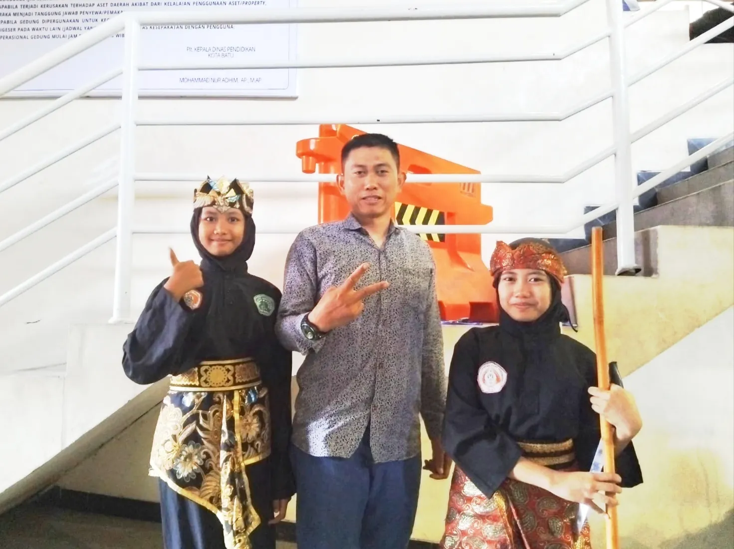 Kapten Inf Dr. Ir. Kasiyanto, S.T., M.M., yang berdinas di Politeknik Angkatan Darat (Poltekad),sebagai orangtua, ketika mendampingi kedua putrinya. 