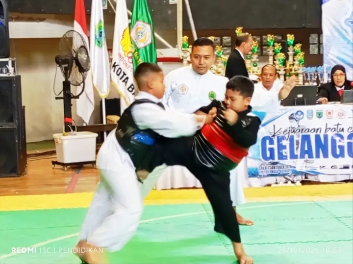 Tampak adu ketangkasan dalam kategori tanding oleh pesilat. 