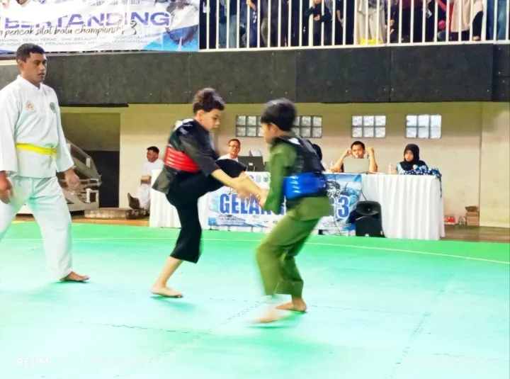 Tampak pesilat dengan semangat, kategori tanding, MTsN pada Kejuaraan Pencak Silat Championship 3.