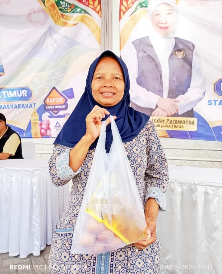 IBu Piani salah satu warga masyarakat yang membeli Sembako di Pasar Murah Pemprov Jatim.