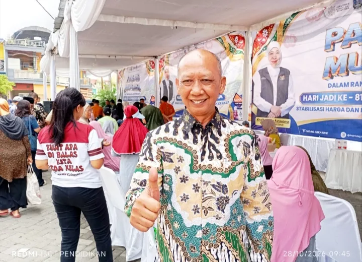 Kepala Desa Sumberjo, Drs. Ariayanto ketika di lokasi pasar murah.