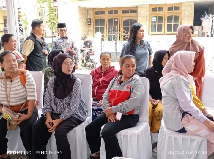 Tampak warga masyarakat antri menunggu panggilan.