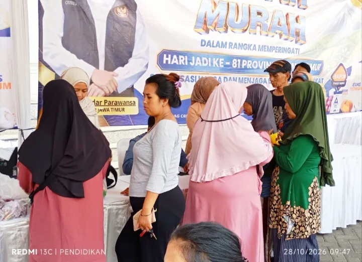 Tampak warga masyarakat setelah setelah menunggu antrian, dengan antusias membeli sembako yang tersedia di Pasar murah tersebut.