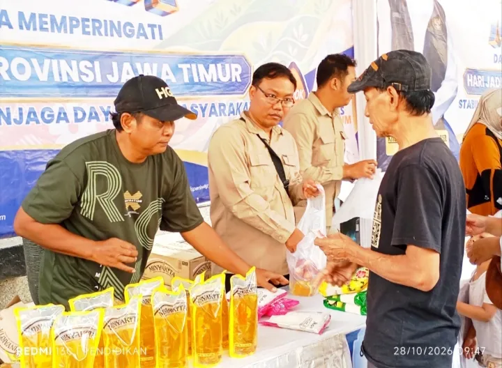 Tampak Masyarakat membeli Sembako yang dilayani oleh petugasnya di kegiatan Pasar Murah Pemprov Jatim.