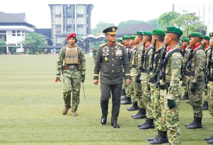 Kepala Staf Angkatan Darat (Kasad) Jenderal TNI Tandyo Budi R. Ketika kontrol barisan.